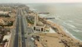 نخيل متفحم ومصابيح ملتوية.. حرب غزة تطمس ملامح «شارع البحر»