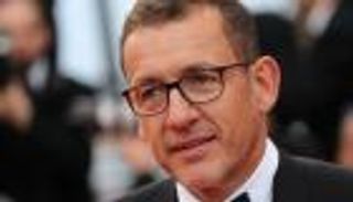 ممثل جزائري الأصل حوّل العنصرية إلى كوميديا: «عائلتي الفرنسية نبذتني»