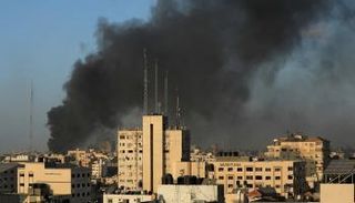 الدخان يتصاعد جراء غارة إسرائيلية على قطاع غزة