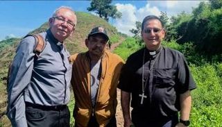 والد لويس دياز والأسقف الذي وجده