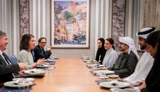 الشيخ عبدالله بن زايد آل نهيان وزير الخارجية الإماراتي خلال عشاء عمل مع نظيرته الألمانية والوفد المرافق