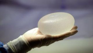 جانب من إحدى جراحات الثدي - أرشيفية