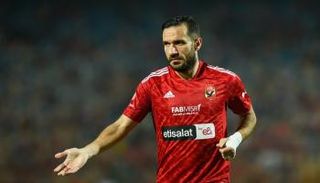 علي معلول لاعب الأهلي المصري