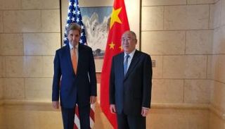 المبعوث الأمريكي للمناخ جون كيري مع نظيره الصيني شيه تشن هوا 