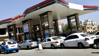 مركبات أمام محطة وقود بصنعاء - أرشيفية