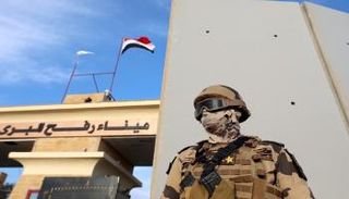 عسكريون يقفون للحراسة أمام معبر رفح البري المصري