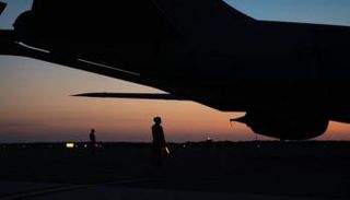 طائرة عسكرية أمريكية في قاعدة ماكديل الجوية بفلوريدا