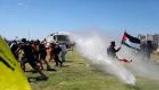 حرب غزة تنقل التوترات إلى جنوب أفريقيا.. اشتباكات وتدخل أمني