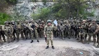 يفغيني بريغوجين مؤسس فاغنر وسط مقاتليه