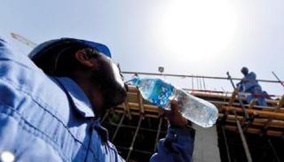 عمال بناء يعملون تحت أشعة الشمس - تعبيرية