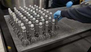 جانب من صناعة الذخائر في مصنع «بي إيه إي سيستمز»