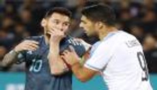 بعد عام من الغياب.. مارسيلو بيلسا يمنح سواريز فرصة تحطيم أسطورة ميسي