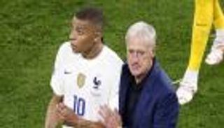 دافع عن مبابي.. كيف علق ديشامب على انتقادات لويس إنريكي؟