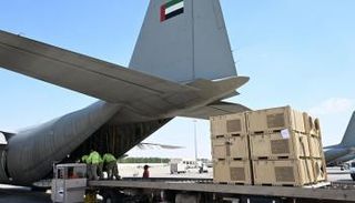 طائرة إماراتية تحمل مستلزمات المستشفى الميداني في قطاع غزة