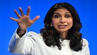 وزيرة الداخلية البريطانية المقالة سويلا برافرمان