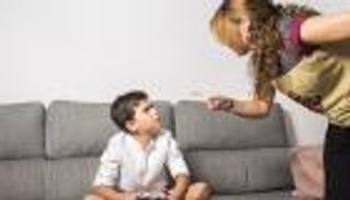 كيف يؤثر أسلوب التهديد على نفسية الأطفال؟ دراسة تحذر وطبيب ينصح (خاص)