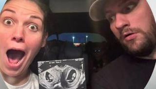 التوأم مع الأم والأب