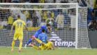 قبل أسبوعين.. مشجع يزحف مبكرا نحو ملعب مباراة الهلال والنصر (فيديو)