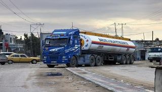 شاحنة محملة بالوقود تعبر إلى رفح في جنوب قطاع غزة في 15 نوفمبر، 2023