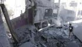 فلسطينية عائدة من الموت.. إصبع بين الركام وجسد تحته