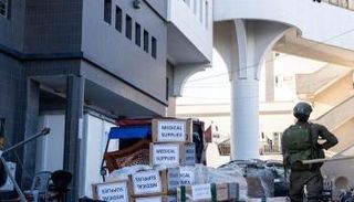 جندي إسرائيلي داخل مستشفى الشفاء - رويترز