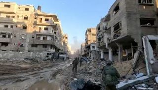 جنود إسرائيليون يتوغلون في غزة وسط دمار هائل