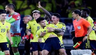 لويس دياز مع لاعبي كولومبيا 