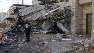 فلسطينيون يتفقدون الدمار بمخيم جنين