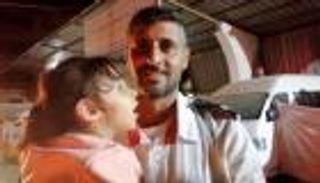 بعد شهر من الانفصال.. مسعف بغزة يرى ابنته مجددا