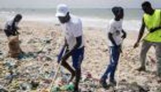 تغذية الاقتصاد بدلاً من تلويث المحيط.. خارطة طريق لإدارة نفايات البلاستيك