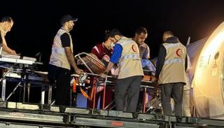 عناصر الهلال الأحمر الإماراتي ينقلون الأطفال المصابين