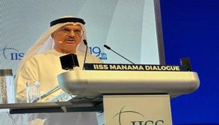 الدكتور أنور بن محمد قرقاش خلال إلقاء كلمته في حوار المنامة