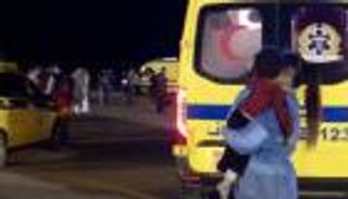 إنسانية تخطف القلوب.. ممرضة إماراتية تهدئ روع طفل فلسطيني انهار بالبكاء