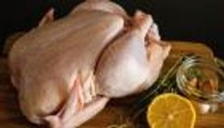 حفظ الدجاج في الثلاجة أو الفريزر في خطوات بسيطة دون فساده