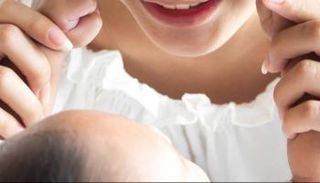 أم تداعب طفلها - تعبيرية