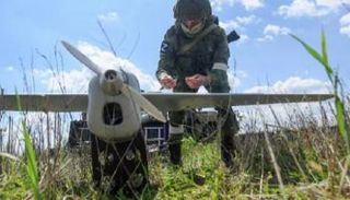 جندي روسي بجوار طائرة مسيرة - أرشيفية