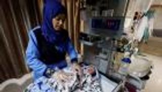 ولادة من رحم الحرب.. صرخة الحياة تقطع أصوات القصف على غزة