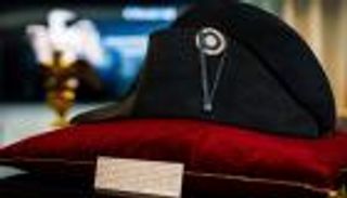 بسعر خرافي لن تصدقه.. من اشترى قبعة نابليون اليوم؟  