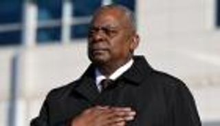 وزير الدفاع الأمريكي يعيد الزخم للمشهد الأوكراني بزيارة دعم