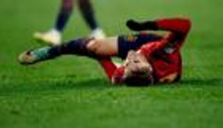 غافي أحدث صدمات برشلونة وإسبانيا.. غادر الملعب باكيا