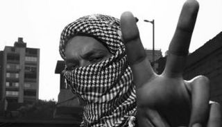 ويجز بالكوفيه الفلسطينية