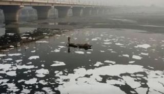 نهر يامونا مكتسيا بالرغوة البيضاء