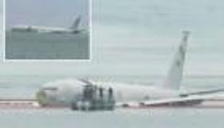 سقوط طائرة أمريكية عملاقة في مياه ضحلة