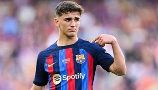 غافي بقميص برشلونة