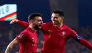 برد فعل كوميدي.. هل سخر كريستيانو رونالدو من زميله في البرتغال؟ (فيديو)