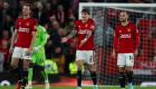 أمام أولد ترافورد.. لوحة إعلانات تسخر من مانشستر يونايتد (صورة)