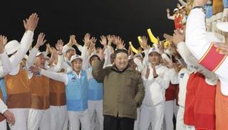 كيم جونغ أون خلال إطلاق القمر الصناعي