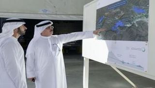 الشيخ حمدان بن محمد بن راشد يستمع إلى شرح تفصيلي حول المحطة الكهرومائية