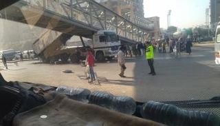 أجزاء من الكوبري في شارع أحمد عرابي 