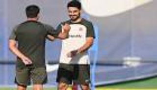 باللغة العربية.. تشافي يرد على أنباء رحيل غوندوغان عن برشلونة (فيديو)